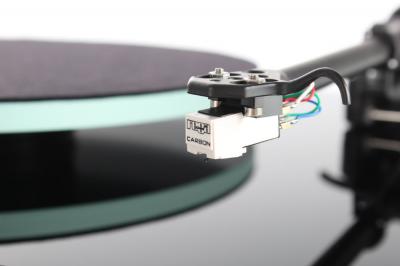 REGA Planar 2 Turntable With RB220 Tonearm and Carbon Cartridge In Black - PL2