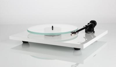 REGA Planar 2 Turntable With RB220 Tonearm and Carbon Cartridge In White - PL2